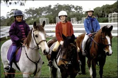 Comment s'appellent les trois filles du club du Grand Galop ?