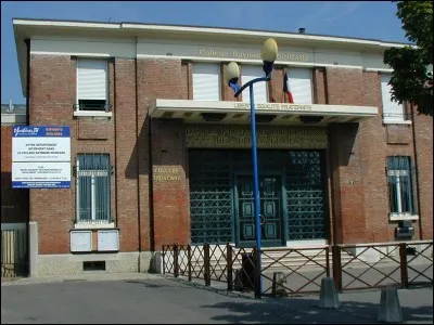 Le personnage principal va au collège :