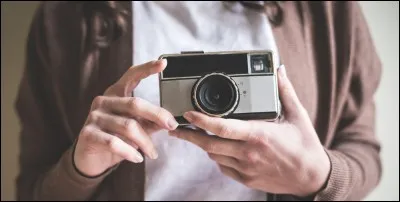 Ton amie prend une photo. Que fais-tu ?