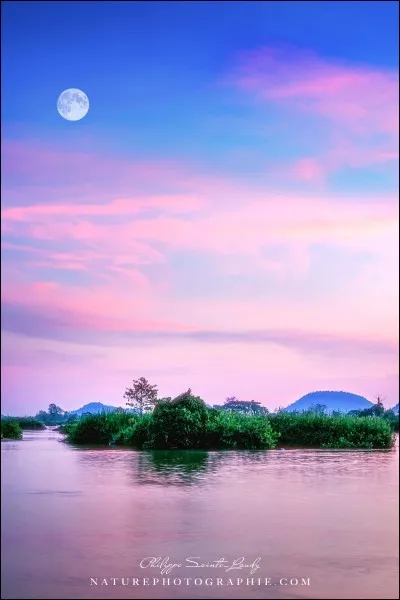 On y retrouve de beaux paysages et des couchers de soleil avec une lumière différente : photo d'une île pour ''Backpackers'' et le cliché a pour nom ''My Island''.
''L'île a la réputation d'accueillir les fêtards du monde car ses space cakes surpassent ceux d'Amsterdam.''
Trouvez le pays de cette île dont ''l'atmosphère générale est à la détente et à la sieste sur les hamacs le long du Mékong'' :