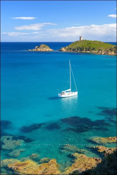 On comprend pourquoi elle porte le surnom d'île de la beauté. Notre photographe ajoute qu'entre mai et juin, c'est un pur bonheur et qu'on y trouve plein de belles petites criques. Il parle ensuite de lumière, de soleil, des nuances de bleu et de plages désertes, en ce temps de l'année.
Où est ce pays de rêve ?