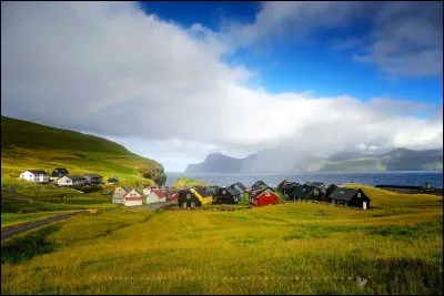 ''Bienvenue dans l'un des derniers paradis naturels !'' Un archipel de 18 îles entre la Norvège et l'Islande. La photo a le nom de ''Rainbow over'' et on y voit le village de Gjogv.
Quel est cet endroit qui compte un peu moins de 50 000 habitants et environ 80 000 moutons ?