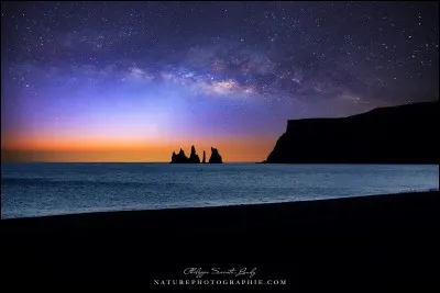 Cette plage est classée parmi les 10 plus belles au monde et ce n'est pas pour sa baignade proche d'un glacier et d'un volcan ou le sable noir. C'est isolé et il n'y a aucune terre entre ce village et l'Antarctique.
De quel pays est cette légende : il y a longtemps un bateau à 3 mâts échoua ici et 2 trolls essayèrent de le ramener avant le lever du soleil, en vain, ils furent pétrifiés ?