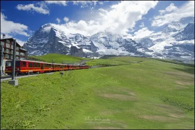 Philippe Sainte-Laud : ''J'adore aller en (...) faire de la photographie de paysages. C'est beau, calme et grandiose à la fois. À la sortie de chaque virage, la (...) propose un nouveau paysage ! ''
Trouvez le nom de pays qui manque dans cette citation :