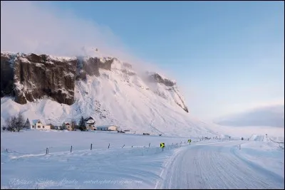 Pour un photographe, ce pays offre de fantastiques paysages et possède la lumière d'un paradis blanc : il confie qu'il apprécie pouvoir arrêter partout son véhicule en toute prudence et photographier à loisirs.
Cette oeuvre, classée sous le nom de ''Winter Story'', provient de quel pays ?