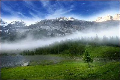 La photographie s'appelle ''Moutains lover'' ce qui interpelle. L'auteur dit : ''Le choix du cadrage démontre la pertinence du photographe''. On doit donc ici considérer la brume matinale qui divise la photographie entre la montagne, au soleil et le plateau, à l'ombre.
Ce sont les Alpes de quel pays sur cette photo ?