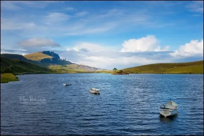 Nous sommes à Portree, un port de pêche, capitale de l'île de Skye.
On voit le ''Old man of Storr'' un menhir de 55 m.
Quel est ce pays dont les attraits pour un photographe sont des paysages d'un ''vert lumineux, ciel dramatique à souhait et lumière de folie'' ?