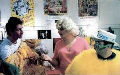 Dans quel film de Claude Zidi voit-on Coluche ainsi dguis ?