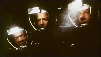 Ann&eacute;e : 1998Genre : &Eacute;pouvante-Horreur Acteurs : Sharon Stone, Samuel L. JacksonIndices : Scientifique/Marine/Extraterrestres/Vaisseau. Quel est ce film ?