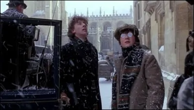 Ann&eacute;e : 1985Genre : Aventure Acteurs : Nicholas Rowe, Alan CoxIndices : Londres/Adolescents/&Eacute;nigme/Hallucinations.Quel est ce film ?