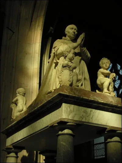 A la fin de son règne la France s'était relevée de la guerre de 100 ans, de grands fiefs rattachés à la couronne. Le siècle de guerre passé pouvait entrer dans l'histoire. Quelle est la particularité de la sépulture de ce grand roi ?