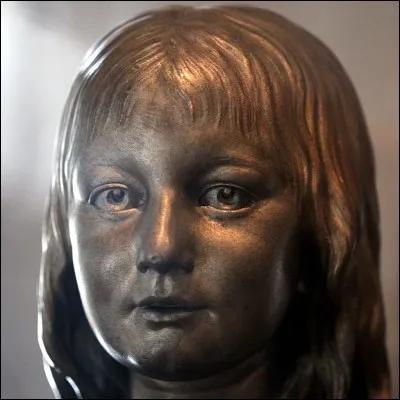 Charles VIII eut 5 enfants dont 4 mâles, qui va hériter de la couronne à sa mort à 27 ans ?