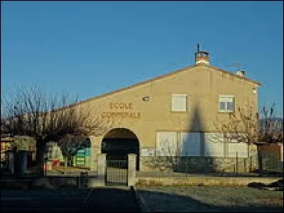 Nous terminons cette balade à Thèze. Village Bas-Alpin, il se situe en région ...