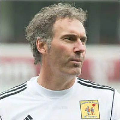 Ce footballeur, meneur de jeu à Montpellier, a ensuite succédé à Domenech en tant que sélectionneur de l'équipe de France. C'est :