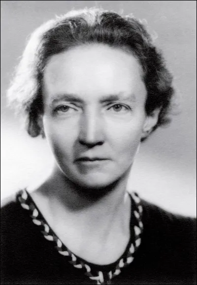 Cette chimiste, physicienne (1897 - 1956), prix Nobel de chimie en 1935 pour la découverte de la radioactivité artificielle, membre du gouvernement du Front populaire en tant que sous-secrétaire d'État à la Recherche scientifique, c'est Irène ...