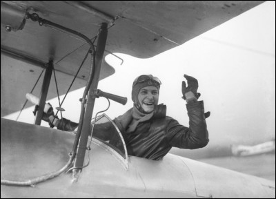 Cette aviatrice, qui a battu de nombreux records de vitesse et notamment, en 1934, le record international de vitesse toute catégorie sur 100 km à 412 km/h, c'est ...
