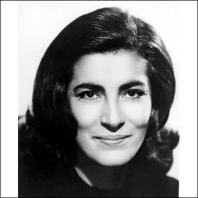 Cette actrice grecque, qu'on a pu voir dans "Les Canons de Navarone" et dans "Zorba le Grec", c'est Irène ...
