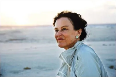 Cette femme de lettres, romancière, née en 1950, auteur de "Secret de famille", "L'homme fatal" , "Au Royaume des Femmes", "Les Naufragés de l'île Tromelin", c'est :