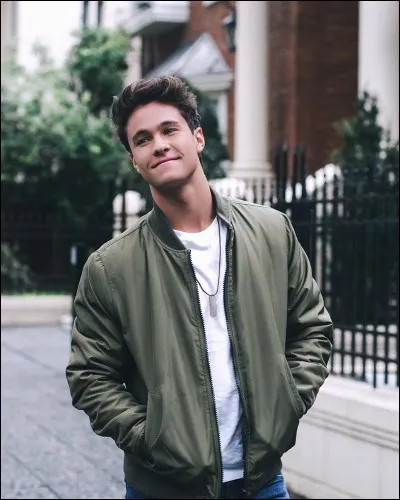 Comment s'appelle l'acteur qui joue Simon ?