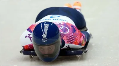 Cette discipline consiste à s'allonger sur une luge, tête la première, sur le ventre et à descendre une piste le plus vite possible.
Quelle est cette discipline ?