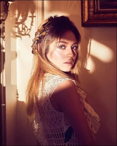 Est-elle youtubeuse ?