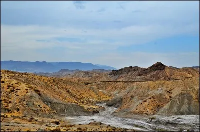 Comment se nomme le petit désert de 280 km², situé en Andalousie, dans le sud de l'Espagne ?