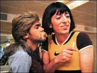 Qu'essaient de vendre Jamel et Gad Elmaleh dans cette mission parodique ?