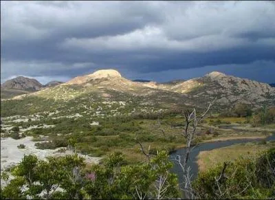 Quel dsert trouve-t-on  l'ouest du golfe de Saint-Florent ?