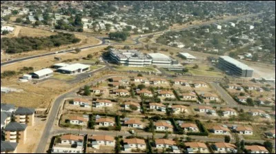 Cette ville africaine, deuxi&egrave;me centre urbain du Botswana avec 100 000 habitants, dans le nord-est du pays, c'est ...