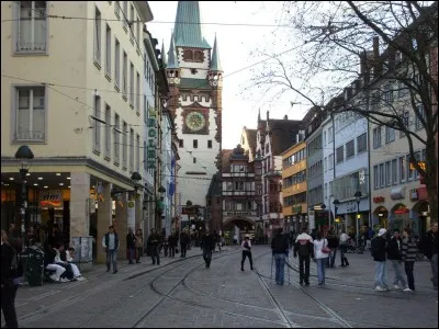 Cette ville allemande de 230 000 habitants, situ&eacute;e dans le land de Bade-Wurtemberg. en bordure de la For&ecirc;t-Noire, c'est ...