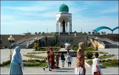 Cette ville d'Aise centrale, situ&eacute;e dans une vall&eacute;e fertile - qui porte son nom - dans l'est de l'Ouzb&eacute;kistan, forme avec la villes voisine de Marguilan une grande agglom&eacute;ration de plus de 500 000 habitants. C'est ...