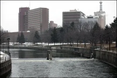Cette ville am&eacute;ricaine de 125 000 habitants, dans l'&Eacute;tat du Michigan, ancien grand centre de l'industrie automobile avec les usines de General Motors, qui employaient 30 000 personnes dans les ann&eacute;es 1980, c'est ...