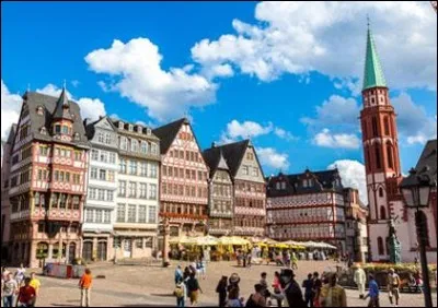 Cette ville allemande, m&eacute;tropole &eacute;conomique, si&egrave;ge de la Banque centrale europ&eacute;enne (BCE), de la Banque f&eacute;d&eacute;rale allemande, c'est ...