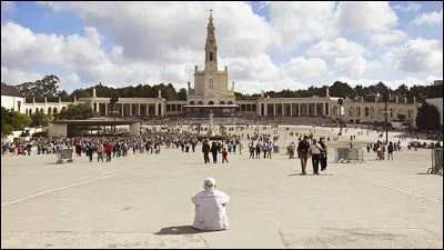 Cette petite ville portugaise, situ&eacute;e dans le district de Santar&eacute;m, lieu d'un c&eacute;l&egrave;bre p&egrave;lerinage catholique, c'est ...