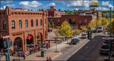 Cette ville am&eacute;ricaine, situ&eacute;e dans le nord de l'&Eacute;tat de l'Arizona, en bordure sud-ouest du plateau du Colorado, c'est ...