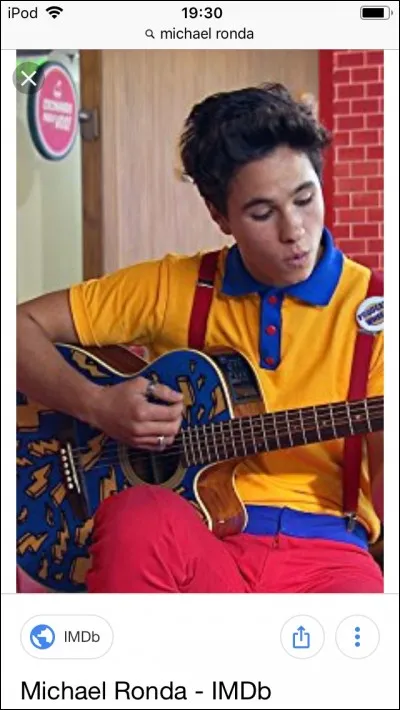 Où est Simón sur la photo ?