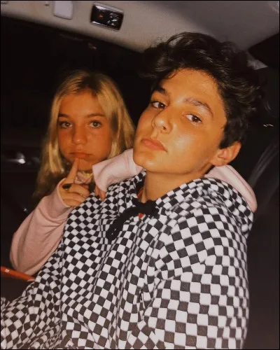 Avec qui prétendait-on qu'il sortait ?