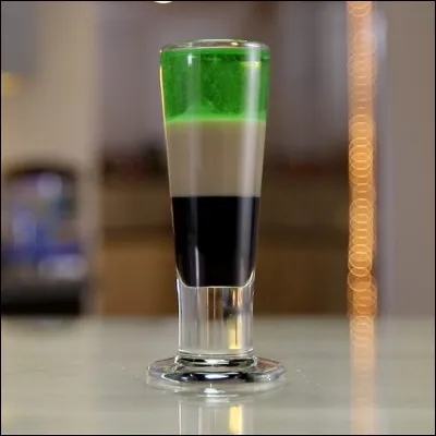 Quelle boisson parfumée à l'anis, controversée, était connue comme la "Fée verte" pour sa couleur ?