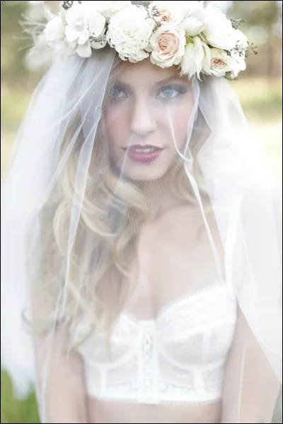 Non, vous n'&ecirc;tes pas en Hollande, ce tissu l&eacute;ger n'est pas en dentelle m&ecirc;me s'il fr&eacute;quente les mariages. Pas de quoi en faire un cr&ecirc;pe de deuil non plus, direz-vous de les tuer famili&egrave;rement ?