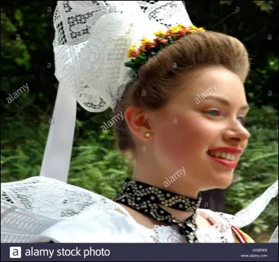 Dans cette ville, il y a des habitants mais aussi des habitantes et on en parle. Mais, on ne les voit jamais. Quelles sont ces jolies filles qui font la rumeur ?