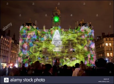 Elle fut capitale des Gaules bien avant Lut&egrave;ce, puis capitale de la soie et des gourmands. Serez-vous une lumi&egrave;re sur cette question ?