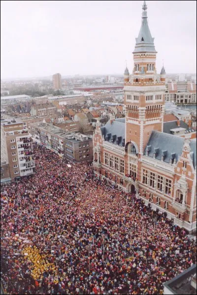 Le plus beau carnaval de France, voire du monde. Et &ccedil;a sent la morue jusque dans le coeur des frites, mais ils sont fous. Trouverez-vous ou il vous faudra encore un peu de bi&egrave;re ?