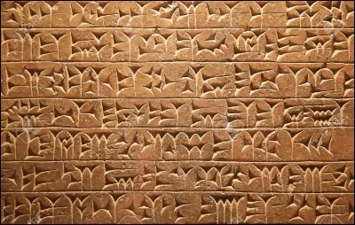 Comment s'appelle l'écriture qui ressemble à des clous ?