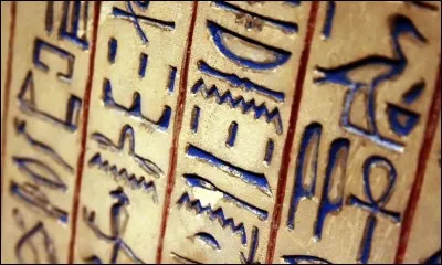 Comment s'appelle l'écriture inventée par les Égyptiens ?