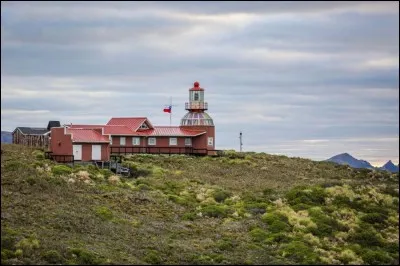 Endroit l&eacute;gendaire qui fait frissonner &agrave; l'id&eacute;e des 10 000 marins qui ont p&eacute;ri au large du phare et des 800 navires qui y ont &eacute;t&eacute; engloutis. Comme vous voyez, il s'agit d'une tourelle cylindrique en fibre de verre : sa balise a une port&eacute;e de 13 km. Encore aujourd'hui, un gardien, militaire chilien et sa famille y vivent.Le nom de ce phare l&eacute;gendaire ?