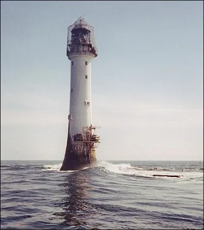 On dit que c'est le plus vieux phare construit dans l'eau : il affronte les vagues depuis plus de deux cents ans ayant &eacute;t&eacute; &eacute;rig&eacute; en 1811 et il se trouve &agrave; 18 km de la c&ocirc;te ! Il est haut de 35 m et est visible sur 56 km. Quel est ce phare de la mer du nord, qu'on consid&egrave;re comme une des merveilles de la civilisation industrielle ?