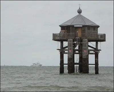 C'est la r&eacute;plique &agrave; l'identique de celui de Patagonie &eacute;rig&eacute; en 1884, en Terre de Feu. Il est donc comme un octogone de bois projetant la lumi&egrave;re produite par sept lampes avec une port&eacute;e de 27 km sur un angle de 93&deg;. C'est une id&eacute;e d'Andr&eacute; Bronner, dit &laquo; Yul Vernes &raquo;, souhaitant inciter les &eacute;changes culturels. Quel est ce phare &eacute;rig&eacute; &agrave; la pointe des Minimes ?