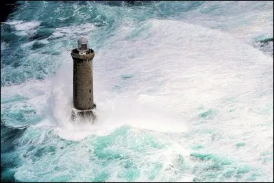 Mis en service en 1916, il est le plus co&ucirc;teux des phares fran&ccedil;ais. www.pharesdefrance.fr : ''Un ouvrage de grande taille, solide, spacieux (6 vastes pi&egrave;ces), confortable et particuli&egrave;rement luxueux quant &agrave; son am&eacute;nagement int&eacute;rieur". &Agrave; son sommet il y a une balustrade.Nommez ce phare, &eacute;lectrifi&eacute; depuis 1973 et qui &eacute;claire en blanc le passage du Fromveur et en rouge les &eacute;cueils de Mol&egrave;ne ?