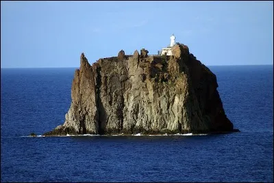 Ce phare est tout ce qu'il y a sur ce petit &icirc;lot d'origine volcanique, l'endroit le plus septentrional de la Sicile. Constitu&eacute; uniquement de falaises, sans eau ni terre cultivable, l'endroit est inhabitable.Quel est ce phare construit en 1928 et op&eacute;rationnel en 1938, aujourd'hui enti&egrave;rement automatis&eacute;e et g&eacute;r&eacute; par la marine italienne ?
