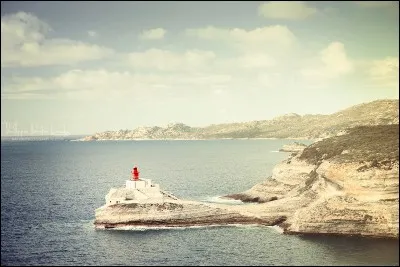 Ce phare est situ&eacute; au nord des bouches de Bonifacio : il prot&egrave;ge le d&eacute;troit qui s&eacute;pare la Corse de la Sardaigne. Il a &eacute;t&eacute; &eacute;rig&eacute; en 1874, non loin des lieux du naufrage de la S&eacute;millante.Nommez ce phare automatis&eacute; depuis 1986 et aliment&eacute; par des panneaux solaires :